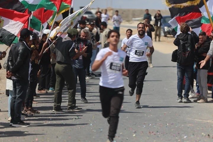EyeonPalestine's tweet photo. فلسطينيون يشاركون في ماراثون فلسطين الدولي الذي أقيم على طول الطريق الساحلي في مدينة غزة، اليوم، وذلك بالتزامن مع ماراثون آخر أقيم في مدينة بيت لحم بالضفة الغربية المحتلة. https://t.co/JRflLiFaPB