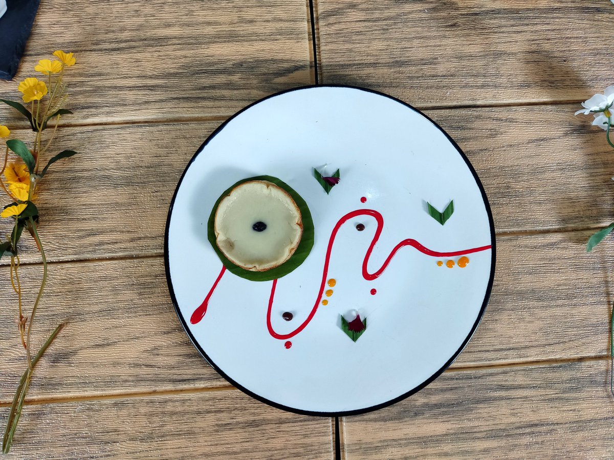 Yang bikin spesial kali ini adalah penyajiannya. Siapa bilang jajanan pasar cuma bisa dibungkus plastik? 🥥🍃
Dengan sedikit sentuhan plating modern garis saus merah yang kontras dan potongan daun pandan kue tradisional ini jadi kelihatan mewah banget, kan? Tradition meets