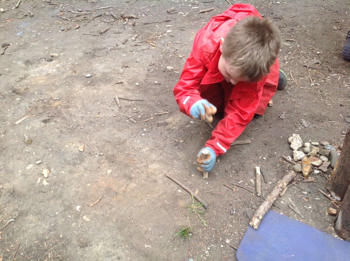 roechurch_sch's tweet photo. Year 3 Forest School - We have been making our own tent pegs!
Tent pegs are essential when you want to put up a shelter.  If you don't have any pegs or you need more, you can make one! https://t.co/UK55W5m5gb