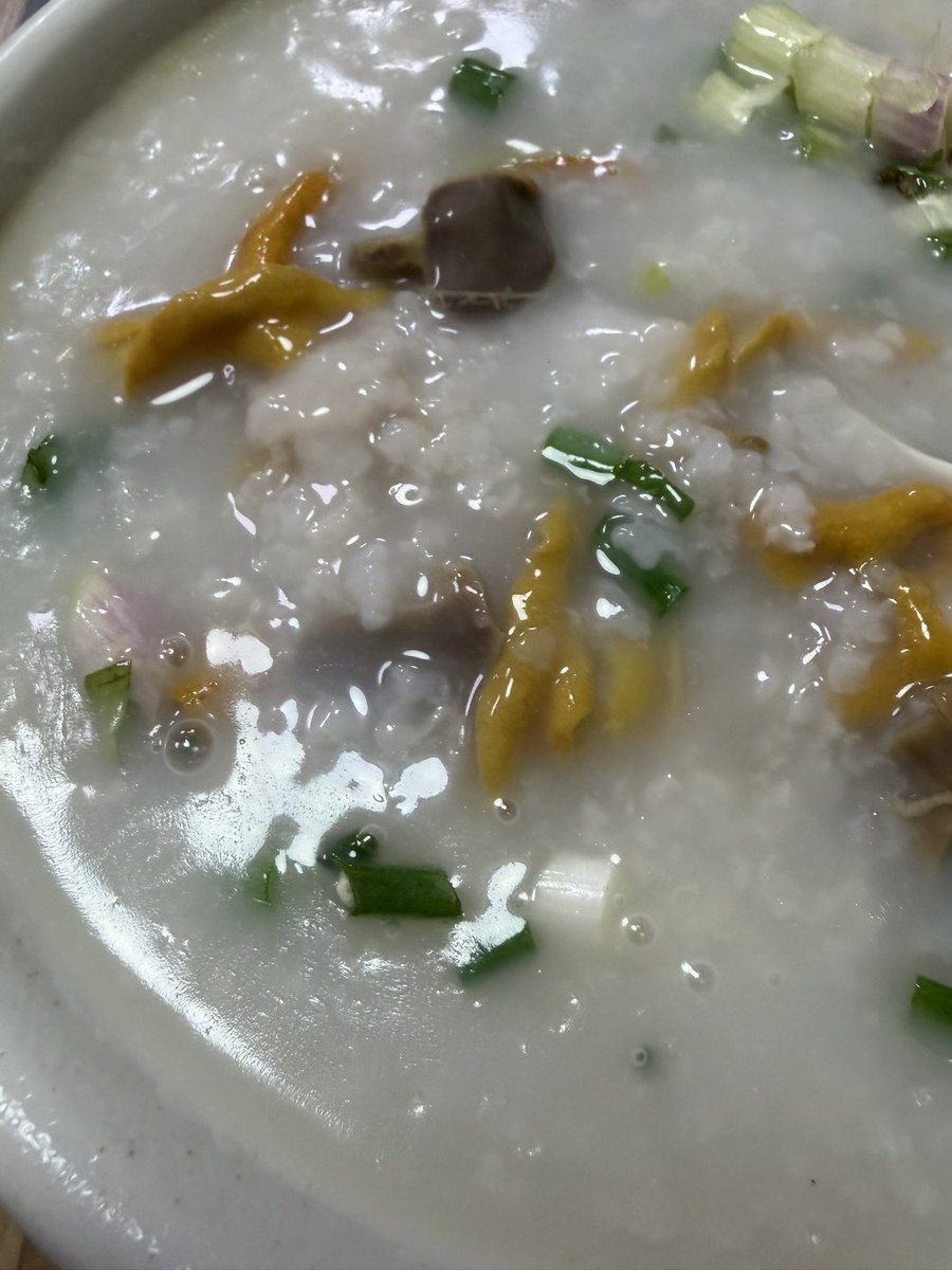 sahi_'s tweet photo. 香港に行くたびに、お粥を食べるぞ！と思ってるのになぜか毎回食べ逃してたけど、今回は2杯も食べた。皮蛋のお粥と揚げパンの入った腸粉、鶏モツ入りのお粥。いずれも朝食。サイドメニューはもう少し考えてオーダーすべきだった… https://t.co/5YQmZxPjzh