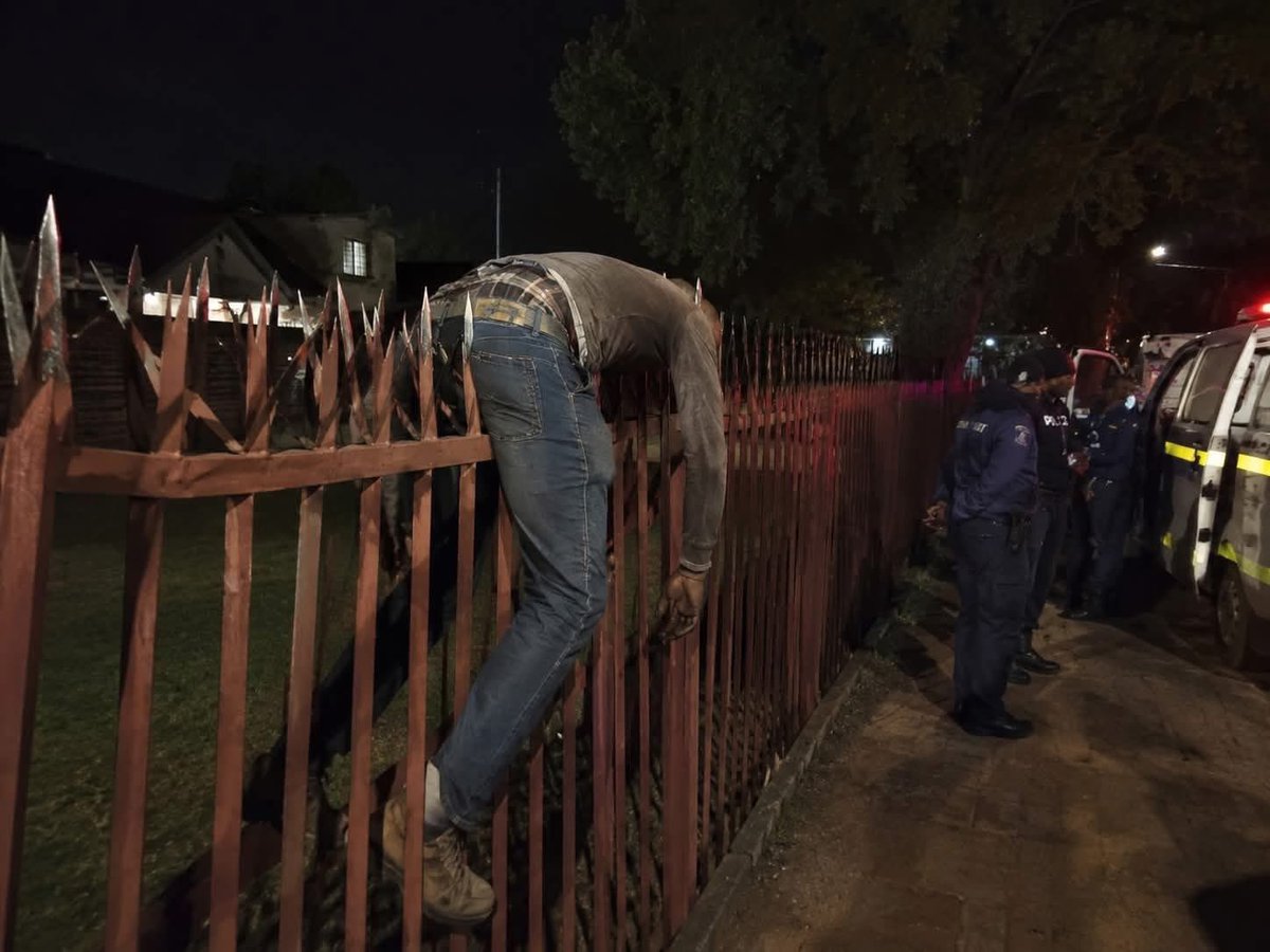 Intruder Found Dead:

It is alleged that a house robber has been found dead while trying to jump a fence in Pretoria in Gauteng. It is alleged that the neighborhood heard screams of a man early in the morning but did not respond for safety reasons but when they woke up ,a dead