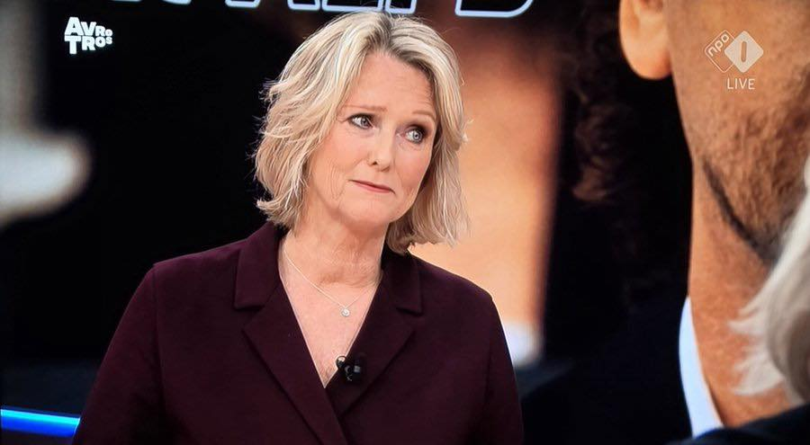 Wat een verademing om gisteravond deze Antoinette Hertsenberg Eva te zien presenteren. Ontspannen, onpartijdig, charmant en eerlijk overkomend. Van mij mag zij de plek van Eva overnemen dan zijn we per direkt verlost van een kneiter links Avro/Tros programma .