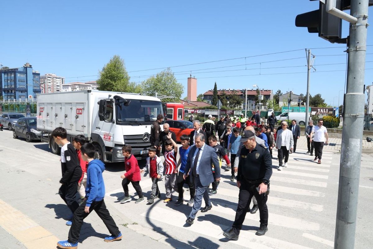 TC_Atakum's tweet photo. Kaymakamımız Sn. Murat Bulacak; ilgili Kurum Amirleri ile birlikte Fikret Özer İlkokulu öğrencileriyle Trafik Haftası kapsamında etkinlik gerçekleştirdi. Özellikle okul çevrelerinde yaya güvenliğinin önemine dikkat çekildi. https://t.co/lfgBI9DT1K