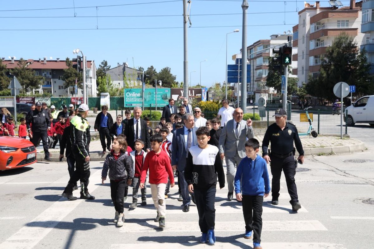 TC_Atakum's tweet photo. Kaymakamımız Sn. Murat Bulacak; ilgili Kurum Amirleri ile birlikte Fikret Özer İlkokulu öğrencileriyle Trafik Haftası kapsamında etkinlik gerçekleştirdi. Özellikle okul çevrelerinde yaya güvenliğinin önemine dikkat çekildi. https://t.co/lfgBI9DT1K