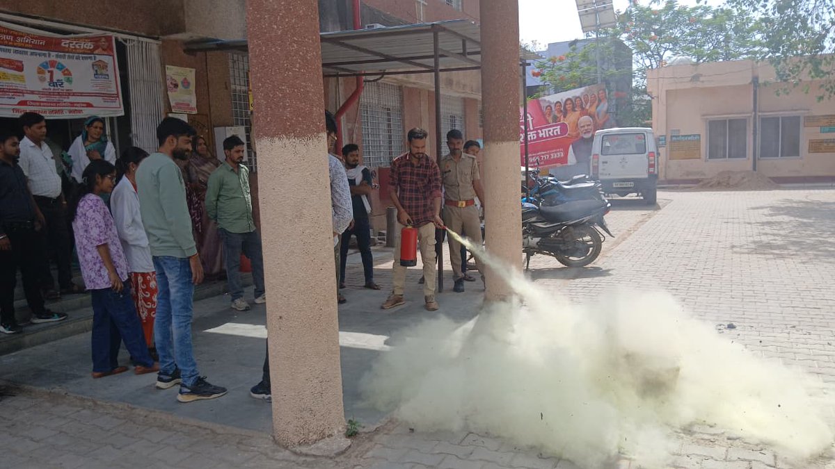 mahobafire's tweet photo. #FireSafetyWeek के अंतर्गत आज दिनांक 08.05.2026 को अग्निशमन तथा आपात सेवा, जनपद महोबा द्वारा सामुदायिक स्वास्थ्य केंद्र चरखारी व खारेला में 'फायर ऑडिट' एवं 'अग्निशमन प्रशिक्षण' कार्यक्रम आयोजित किया गया।
@fireserviceup https://t.co/ugTNQhvvfp