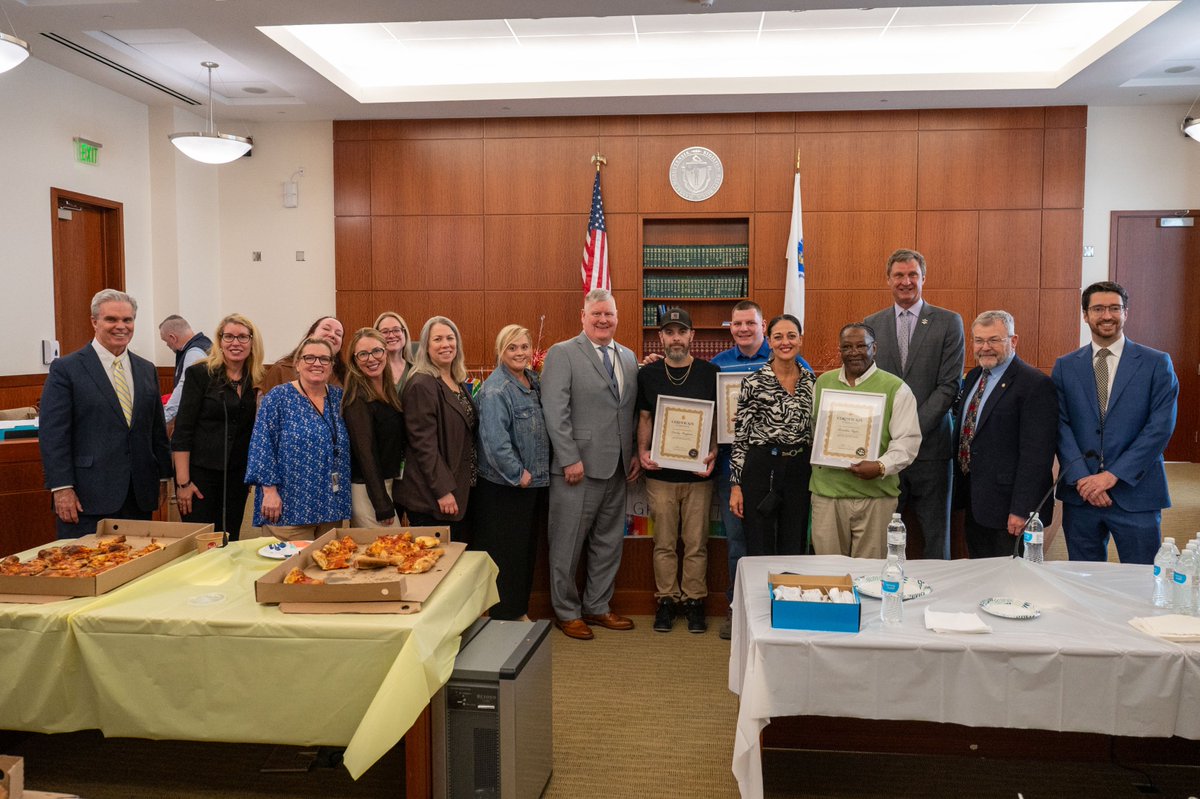 WCSOMA's tweet photo. ⚖️ Recovery Court saves lives! ⚖️

Congratulations to the Recovery Court graduates on their commitment to recovery and a brighter future! ⭐️ https://t.co/tcX1jvdsHf