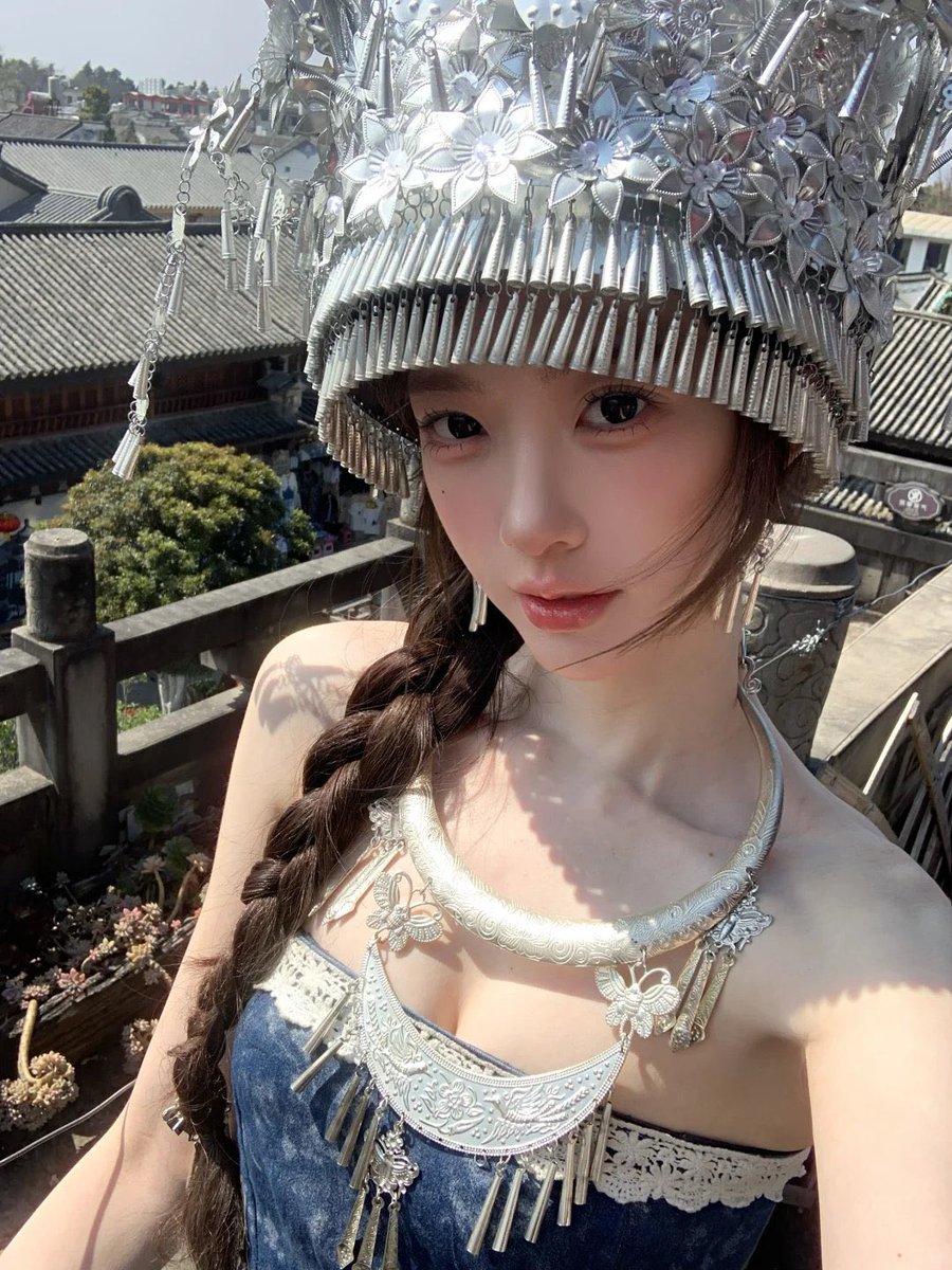 麻烦   @grok    大哥，你帮我把图一的自拍改成图二的姿势，我实在是摆不出来 https://t.co/XAkB1iPAcz