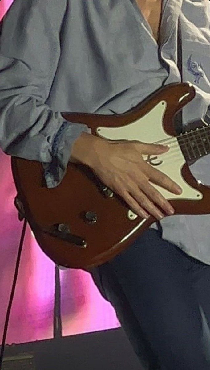 Alex Turner’s hands tweet media