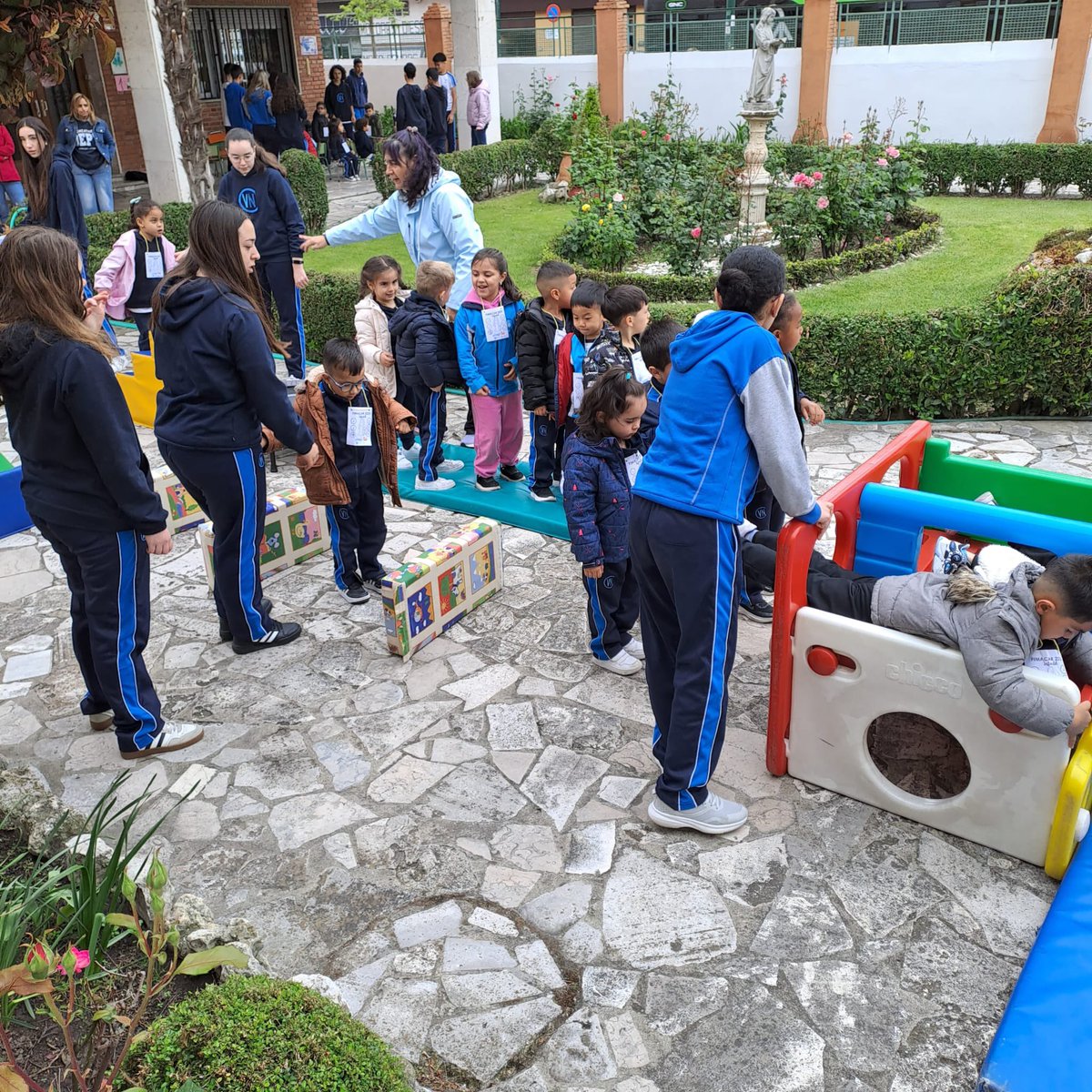 Colegio Virgen Niña tweet media