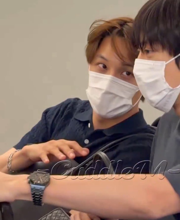 i repeat, exo members are strong af because this man literally eye fvcks everyone…even with his face covered, i’m still gasping. don’t look at me like that or the walls will talk sir
