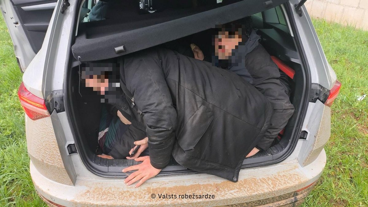 Ceturtdien, 7. maijā, pēc pakaļdzīšanās un šaujamieroča izmantošanas robežsargi Augšdaugavas novadā aizturēja nelikumīgi valsts robežu šķērsojušu personu pārvadātāju. Vēl trīs pārvadātāji aizturēti Krāslavas un Preiļu novados. No nelikumīgas valsts robežas šķērsošanas atturētas