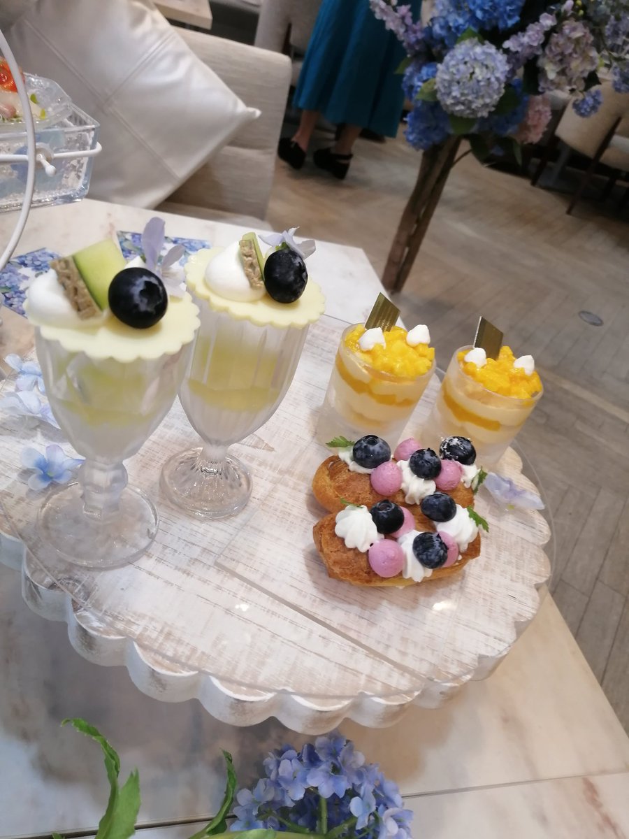 maishouta's tweet photo. オートクチュールブランチ♡
紫陽花とひつじ雲のAfternoon Tea
青空わた雲ソーダ付きで、見た瞬間から気分上がる☁️🩵💜

紫陽花をイメージしたスイーツが並んでいて、どこを撮っても映え空間！

6/22までの期間限定なので気になる方はぜひ！
＃取材協力 https://t.co/hEXDS4g7hi