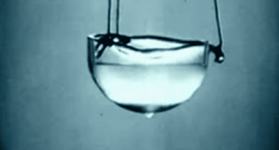 curiosidadafoco's tweet photo. Existe um líquido que sobe pelas paredes do copo em vez de descer. O hélio líquido desafia o comportamento comum dos fluidos por causa da superfluidez. 🧪
#Física #Ciência #Fluidos #Curiosidades #Inovação https://t.co/tzje9NR5Pa