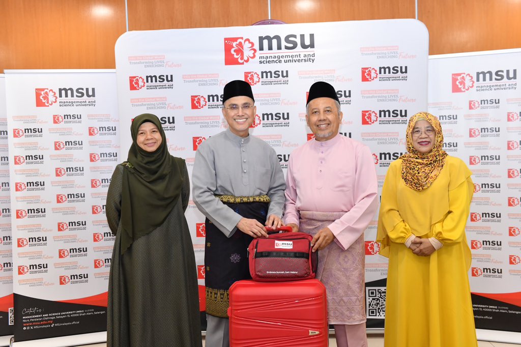 MohdShukriYajid's tweet photo. Delighted to launch the "MSU Hajj 2026" programme. A reflection of our shared purpose that strengthens spiritual reflection and community commitment. Also initiated the preparation through a workshop and guidance for the @MSUmalaysia #TEAward2025 winners for Hajj. #MSUcop https://t.co/6j1B3iZYQi