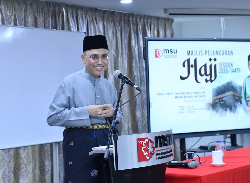 MohdShukriYajid's tweet photo. Delighted to launch the "MSU Hajj 2026" programme. A reflection of our shared purpose that strengthens spiritual reflection and community commitment. Also initiated the preparation through a workshop and guidance for the @MSUmalaysia #TEAward2025 winners for Hajj. #MSUcop https://t.co/6j1B3iZYQi
