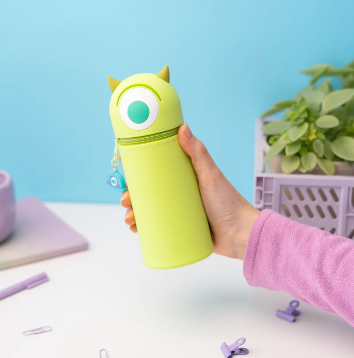 frikileria's tweet photo. Novedades en https://t.co/2qacWCYUnj 👀
Por fin un par de cosillas de #MonstruosSA que nunca hay na de na! Y más estuches molones de silicona entre otras cosas 🤗💖
#pixar #mikewazowski #toystory https://t.co/TUAWmJKgwP