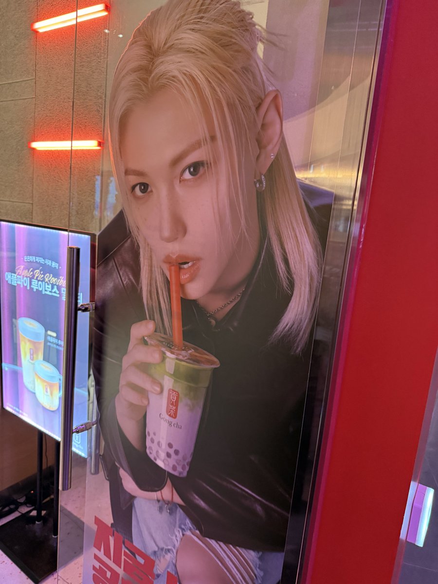 s77skz320's tweet photo. ゴンチャでもたくさん会えた♡
マンゴージュエリーミルクティーすっごく
美味しかったしHAPPY CARD欲しかったセットで嬉しかった💛
大げさじゃなく韓国のどこに行っても街中にピリちゃんがいてほんとすごい!!
#straykids #Filix https://t.co/k1x11wcwm2