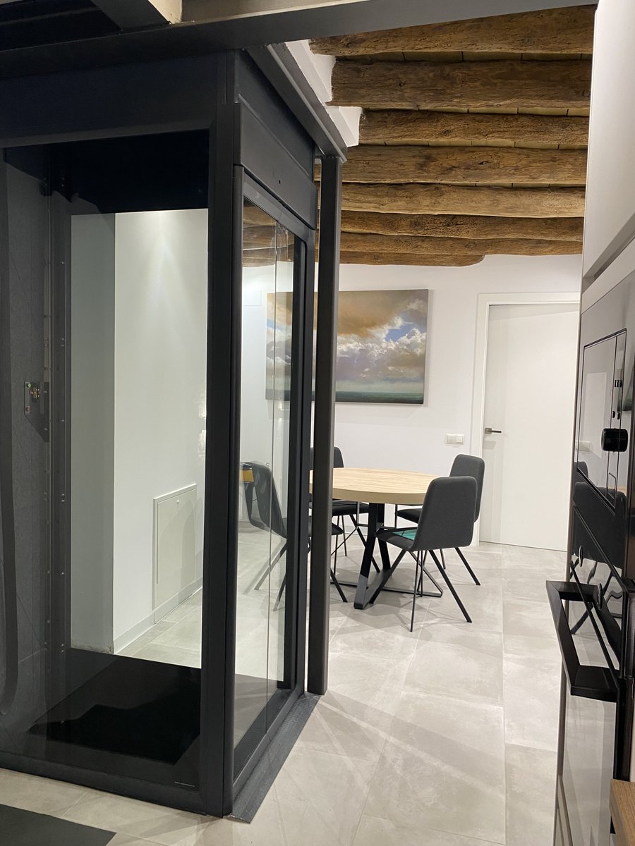Constructora03's tweet photo. Incorporació d'un ascensor a un habitatge unifamiliar.
Eliminem barreres arquitectòniques per facilitar l'accés a tots els nivells de la casa, millorant la comoditat, la qualitat de vida i la independència de persones amb mobilitat reduïda.
#Accessibilitat #Ascensor https://t.co/wGPkjEOU3E