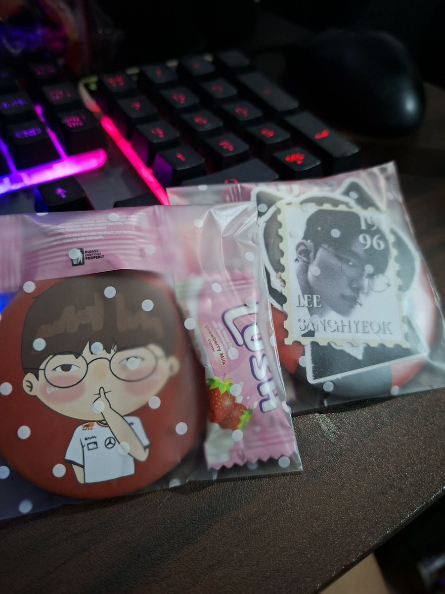 hai i wont be there pero i'll be with u all in spirit. 

i will give away some freebies tomorrow. feel free na dumampot sa table ng nakshie ko (<a href="/naevbleu/">ً</a>) pag nakita niyo dahil mahiyain siya 😭 art by my irl friend (WALA SHANG ART ACC NAKAKAINEZ)

#MEOWmentsWithFaker #FakerDayPH