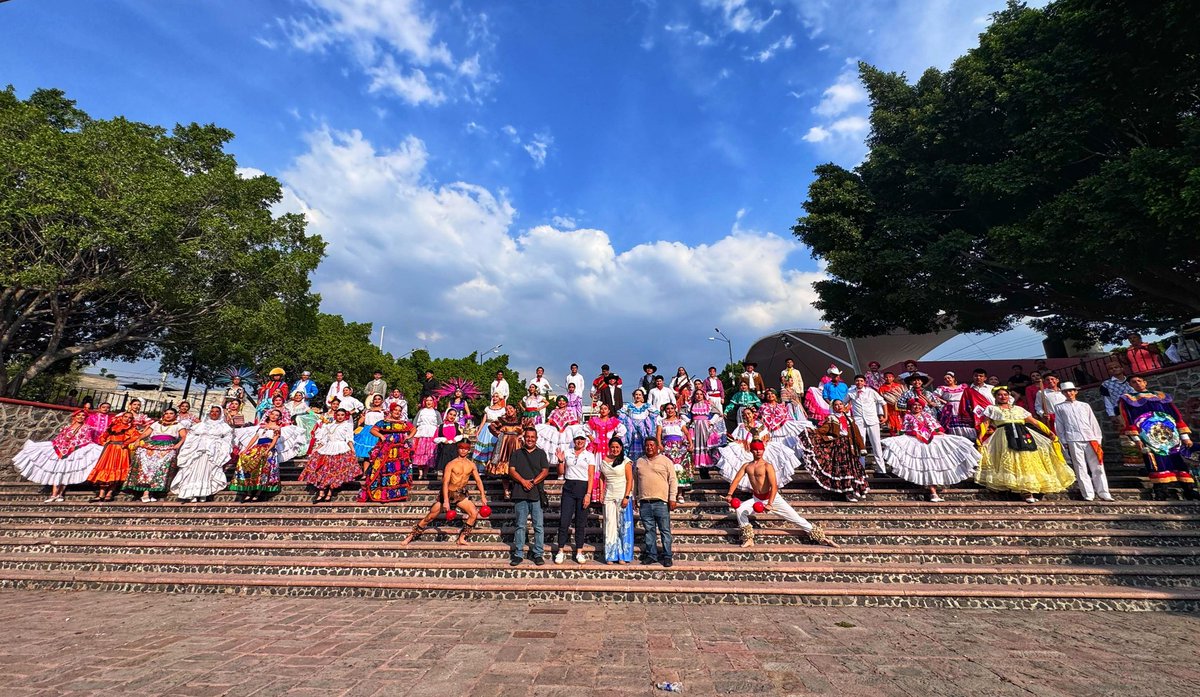 SEGOB_Queretaro's tweet photo. 📍En Santa Bárbara, Municipio de Corregidora  celebramos el #DíaDeLasMadres con un evento lleno de alegría para reconocer a todas las mamás como pilares fundamentales, no solo en la crianza y educación de sus hijos, sino  en la construcción de una mejor sociedad.

En una tarde llena de sorpresas, las y los asistentes disfrutaron la participación del grupo de danza “Mexicas” del COBAQ Corregidora.                         #AquíContigo