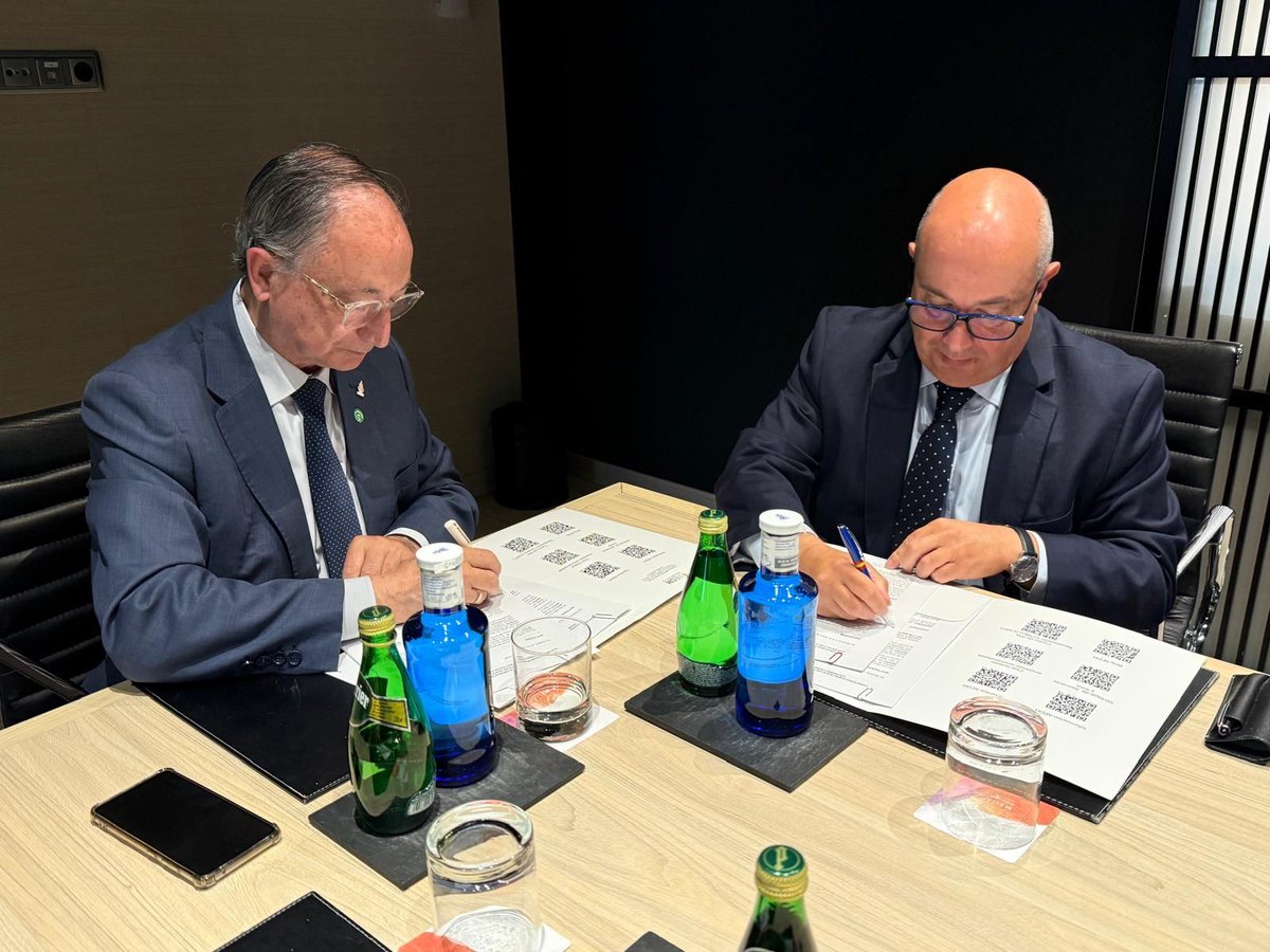 Comunidad_AEDH's tweet photo. 🙋‍♀️ Ayer, la #AEDH y la #FdDH formalizamos una alianza estratégica. Los grandes retos se
afrontan desde la unión y la visión compartida.
El liderazgo hotelero español está unido, preparado y mirando con ilusión al futuro.😎
#Hotelería #Turismo #LiderazgoHotelero #Innovación https://t.co/y4bpf70QkK