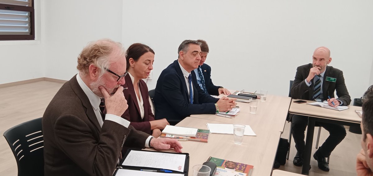 ToronjoJesus's tweet photo. Nos visita el Royal College of Defence Studies,acompañados del Agregado de Defensa de la embajada británica, el Capitán de  Navio Antony Crabb y del Cónsul Honorario británico en Sevilla Joe Cooper, interesados en las migraciones desde el Norte de África hasta Andalucía. https://t.co/5VeeyiMI7o
