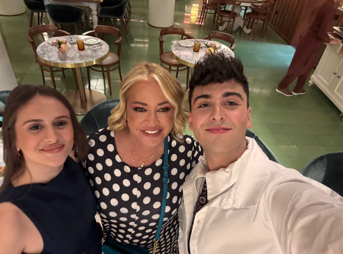 juanjo y belén esteban........ solo falta rosalia y es la reunión de las personas más icónicas del país