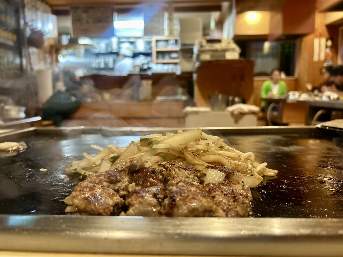 kodo_jo's tweet photo. #孤独のグルメ11 #ep6 #池尻編
#ステーキハウス鉄板焼不二

『ハンバーグステーキ(1000円)』はランチを中心にダントツ一番人気の不二看板メニュー🙌

つなぎ少なめで粗々しく肉々しくナツメグ玉ねぎも効いてとてもこの値段とは思えない本格派！

フワフワで美味しすぎていっぱい食べたくなるので『ハンバーグ大(1200円)』も人気ですよ😋