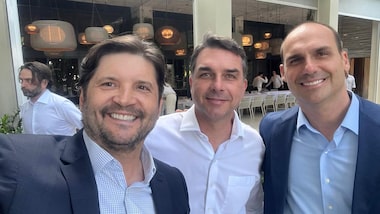 MuriloG13726871's tweet photo. @docebrasileira @VEJA @rsallesmma Kkkk os cara está apoiando André do Prado, grande direita. https://t.co/gSXHK66uOd