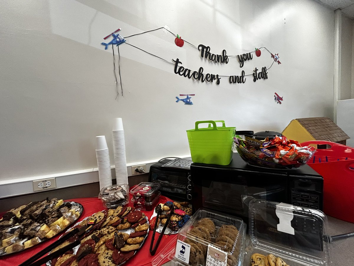 CRusso30's tweet photo. Whose better than the @MineolaMS @MineolaMS_PTA  MMS PTA!? So grateful for a week of treats and time to celebrate #TeacherAppreciationWeek 🥳 https://t.co/cImxkG12NP