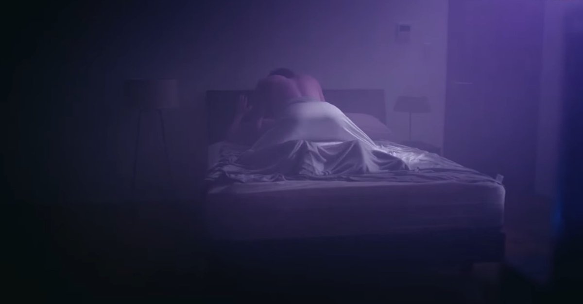 Celui là c'est cadeau ;) 

Je suis désolé, mais épisode 1 et c'est déjà on fire. Qu'est ce que ça va être épisode 12 😭 Les nuances de violet ça rends la scène tellement sexy, je le dirais jamais assez mais les jeux de couleurs ça fait une grande partie du travail

#FakeFactLips