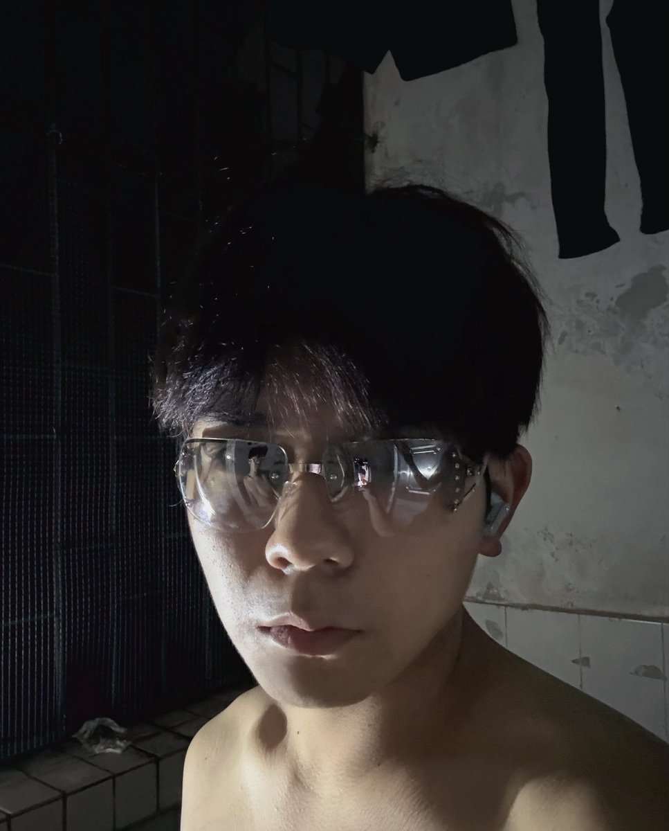 huangsikan's tweet photo. 我干嘛要买这个眼镜来这？ https://t.co/ho1q0epdDi