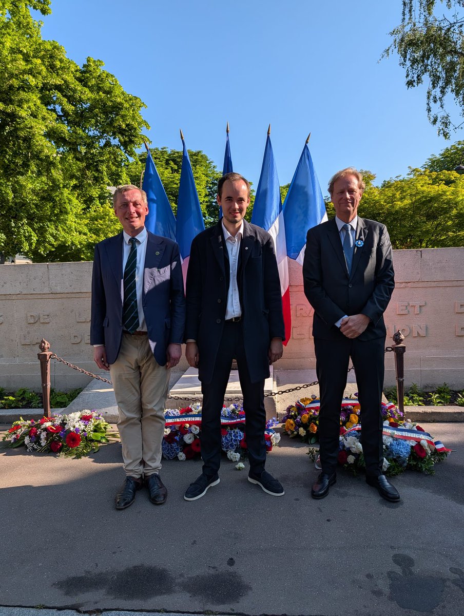 L_MartinStLeon's tweet photo. Cérémonie commémorative du #8mai1945 à @neuillysurseine @VilledeNeuilly #neuilly-sur-seine. Présent avec @BraillonH et @BenoitAguelon @geneneuilly. Dépôt de gerbe par le Ministre de l’#Interieur. Des améliorations mais tous les élus doivent pouvoir saluer les porte-drapeaux. https://t.co/x60A3e0mzb