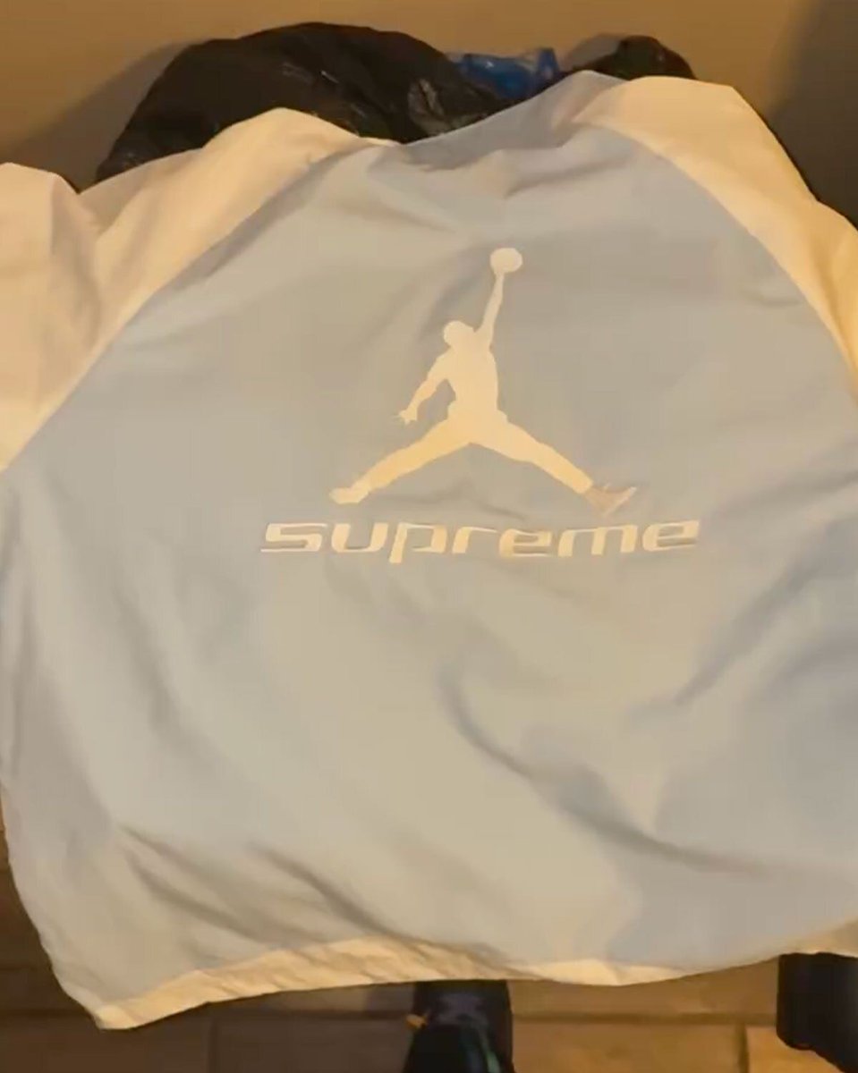 Sneaker News tweet media