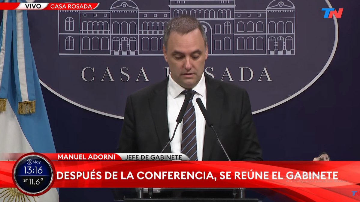 Para quienes no viven en Argentina, o no saben qué sucede:
Este señor se llama Manuel Adorni, increíblemente todavía es Jefe de Gabinete de la Nación a pesar que se le han descubierto gastos por casi un millón de dólares en compra de inmuebles, vehículos y viajes de placer junto