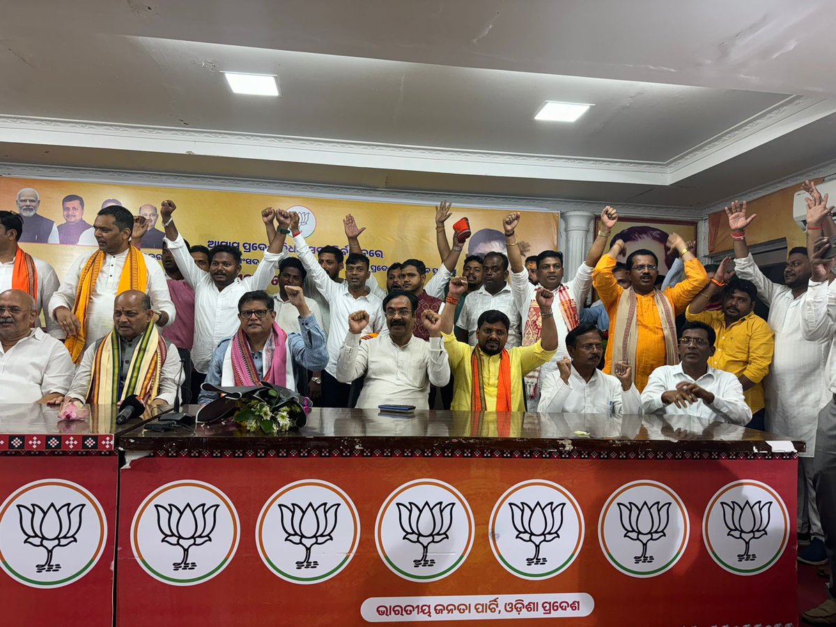 JPradhanBJP's tweet photo. ନିର୍ବାଚନ ପ୍ରଭାରୀ ଭାବେ ଆସାମରେ ବିଜେପିକୁ ବଡ଼ ସଫଳତା ପରେ ଓଡ଼ିଶା ମାଟିରେ ପହଁଞ୍ଚିଥିବା ରାଷ୍ଟ୍ରୀୟ ଉପସଭାପତି ତଥା କେନ୍ଦ୍ରାପଡ଼ା ସାଂସଦ ଶ୍ରୀ Baijayant 'Jay' Panda ଙ୍କୁ ରାଜ୍ୟ ବିଜେପି କାର୍ଯ୍ୟଳୟରେ ବିପୁଳ ସ୍ୱାଗତ ସମ୍ବର୍ଦ୍ଧନା ଜଣାଇବା ଅବସରରେ.I
#BaijayantJayPanda #AssamElection https://t.co/jzrGuJ5CUJ