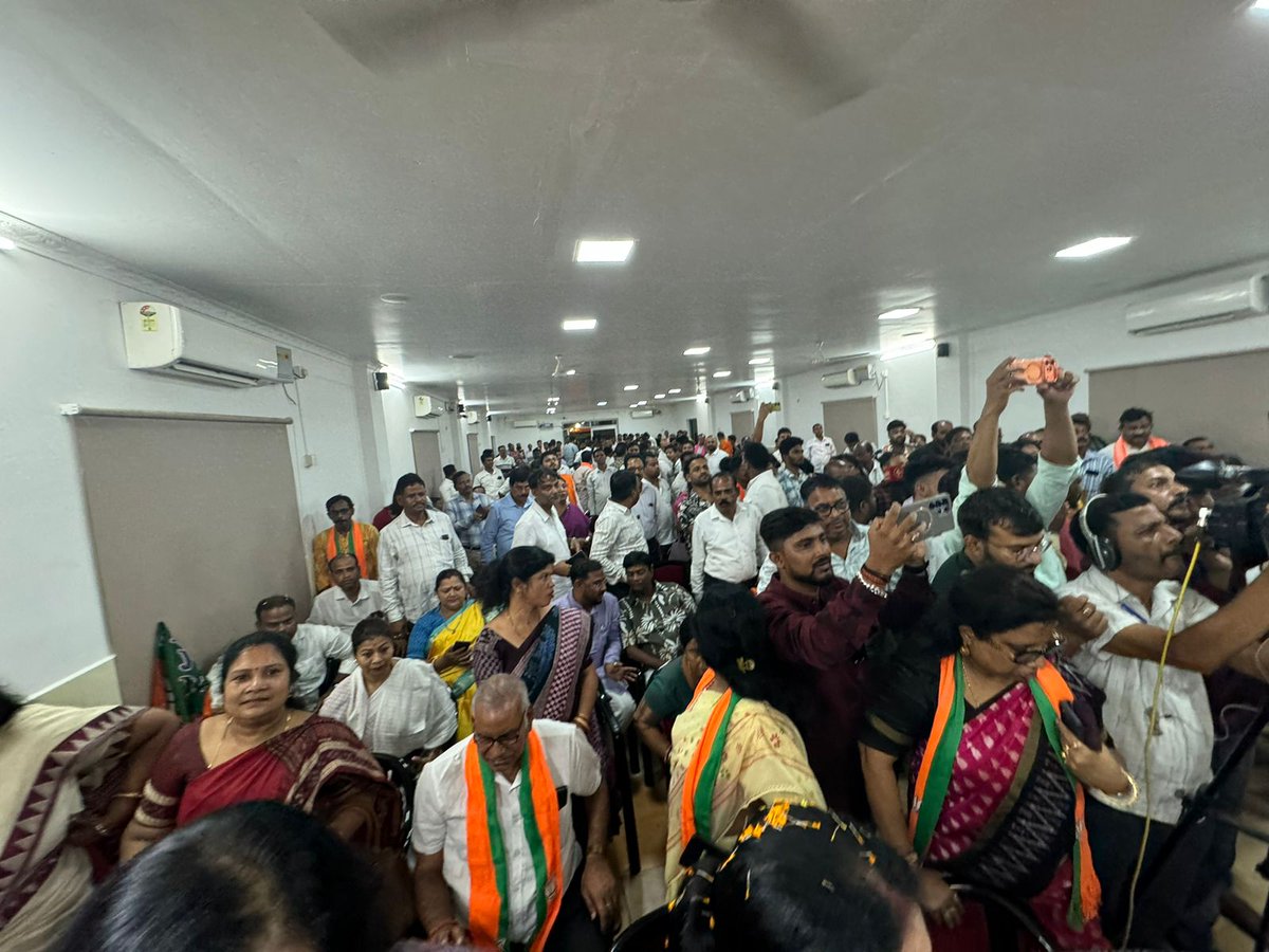 JPradhanBJP's tweet photo. ନିର୍ବାଚନ ପ୍ରଭାରୀ ଭାବେ ଆସାମରେ ବିଜେପିକୁ ବଡ଼ ସଫଳତା ପରେ ଓଡ଼ିଶା ମାଟିରେ ପହଁଞ୍ଚିଥିବା ରାଷ୍ଟ୍ରୀୟ ଉପସଭାପତି ତଥା କେନ୍ଦ୍ରାପଡ଼ା ସାଂସଦ ଶ୍ରୀ Baijayant 'Jay' Panda ଙ୍କୁ ରାଜ୍ୟ ବିଜେପି କାର୍ଯ୍ୟଳୟରେ ବିପୁଳ ସ୍ୱାଗତ ସମ୍ବର୍ଦ୍ଧନା ଜଣାଇବା ଅବସରରେ.I
#BaijayantJayPanda #AssamElection https://t.co/jzrGuJ5CUJ