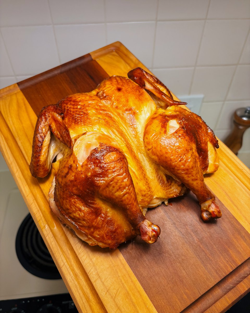 MontanaBlockCo's tweet photo. When the chicken is golden brown and crispy, it's time to slice! Our grooved boards are perfect for this, as any juices are caught in the channel (and don't run off of your board). Check out our different styles, such as the carvers or the utilitarian to find the board that's right for you!

Quality. Functional. Art.
100% USA Made.

#roastedchicken
#meat
#chicken