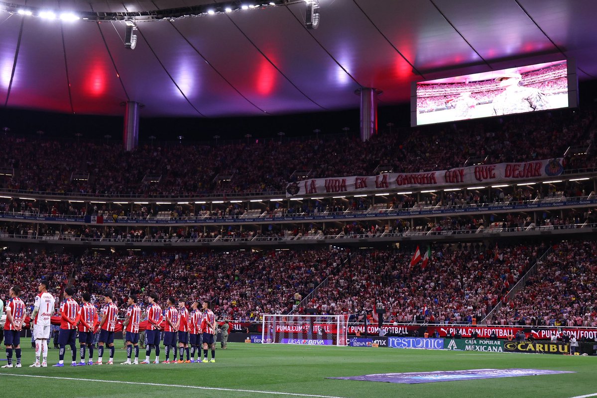 Hoy es el aniversario 120 del Club Deportivo Guadalajara. Hay muchos valores que nos definen, pero lo más
importante es la afición que siempre ha estado ahí, que ha acompañado al equipo en sus momentos históricos
y en la adversidad.
