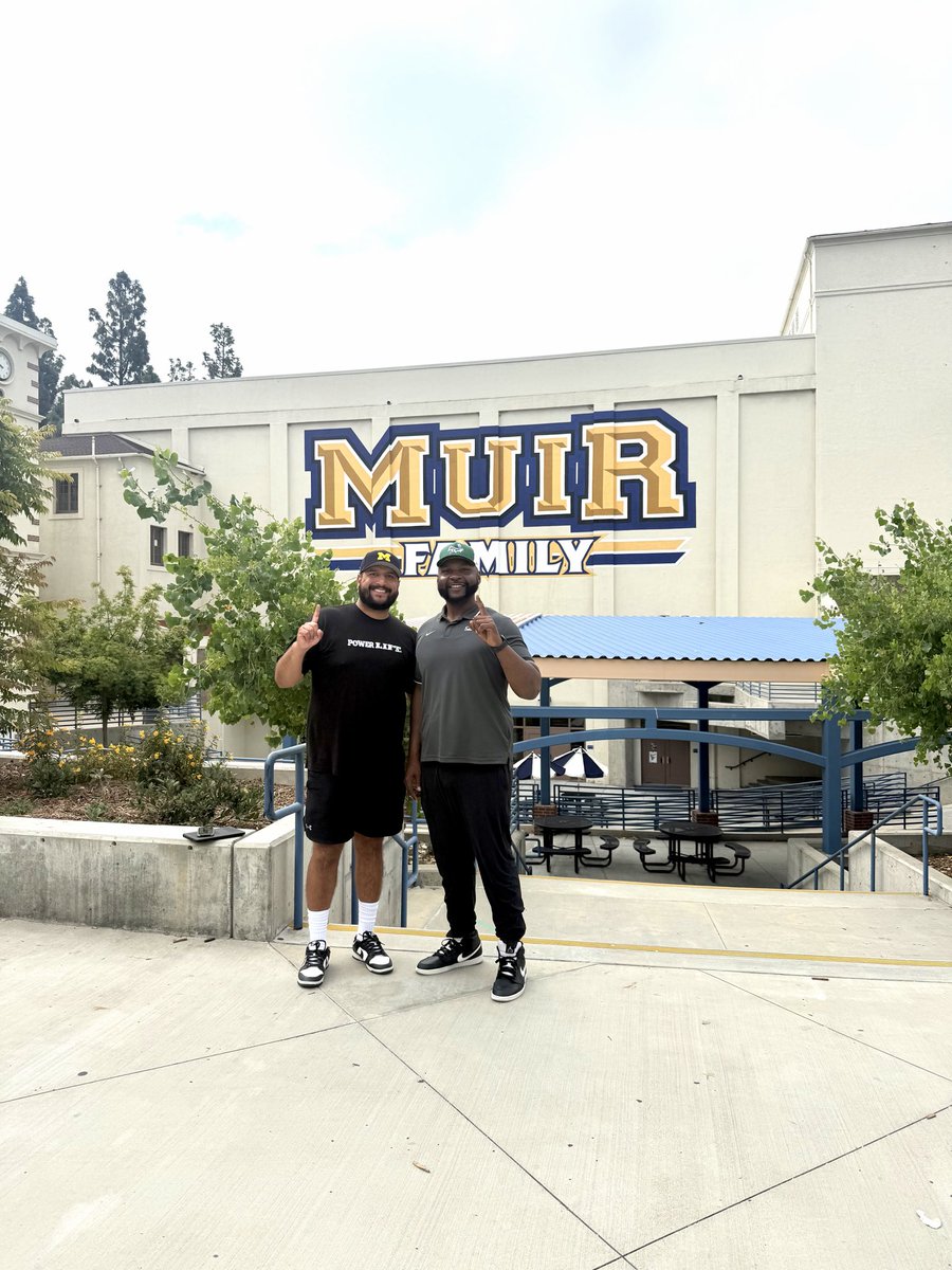 CoachConley66's tweet photo. Day 2 of the Buzz!!!π
#LABuzz
#CaliSwarm
#Greenline π’ π βοΈ
#ZoTime β°
#100-100 https://t.co/ifqoVdrwXI