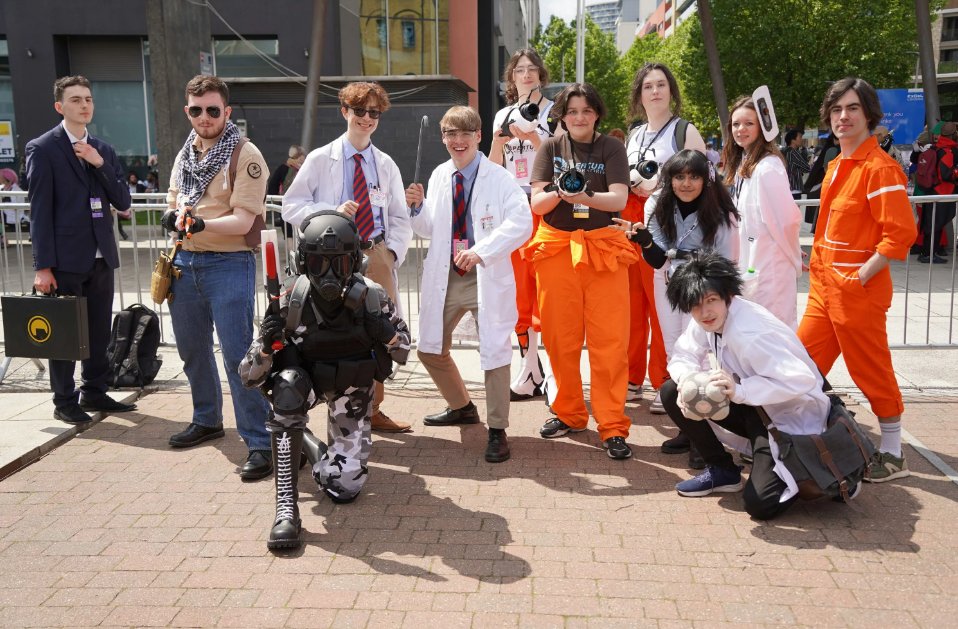 Valve Convention Cosplayers tweet media
