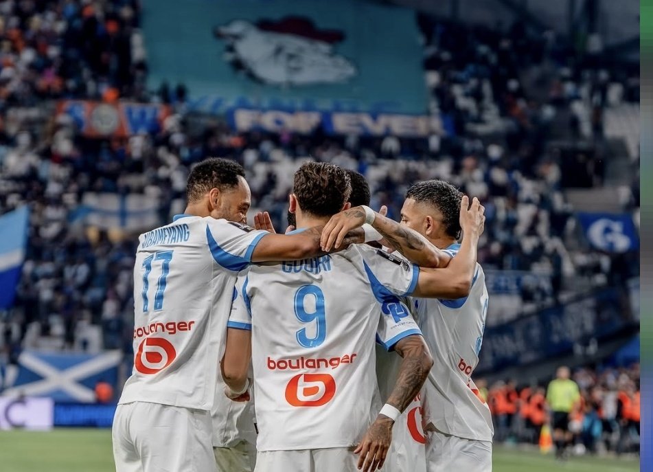 🚨EXCL:🔵⚪️🇬🇦 #Ligue1 |

😅 Plusieurs joueurs, emmené par Pierre-Emerick Aubameyang ont complètement retourné leurs chambres hier soir.

🛏️ Lits déplacés, chambres sens dessus dessous, extincteur vidé dans la chambre d'un dirigeant… une ambiance presque “colonie de vacances”