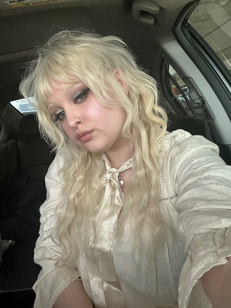 ANGELDEVllL's tweet photo. drag my teeth across your chest to taste your beating heart 🌙 https://t.co/TyLEK2kTuh