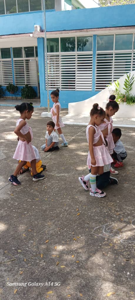 LindoCircu19528's tweet photo. #Jobabo #LasTunas.💯 Años de Fidel. En el día de hoy celebramos en nuestra institución el Día del Son, promoviendo el conocimiento y la apreciación de este género musical cubano, mediante actividades lúdicas, educativas y participativas La Primera Infancia Presente @nilser_pineda https://t.co/zlVxvlgF4w