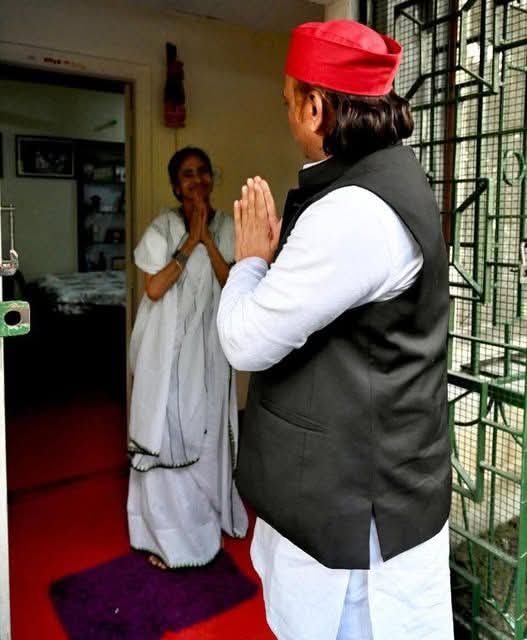 nawalkishorki1's tweet photo. @yadavakhilesh अखिलेश यादव - दीदी आप हारी नहीं है‌
मोदी/शाह ने हरवा‌ दिया है

ममता बनर्जी -भतीजे अखिलेश 2027 में मैं 
 सैफई आकर गर्व से कहुंगी तुम हारे नहीं हो
मोदी/शाह ने हरवा दिया है https://t.co/crxsvH6SxI