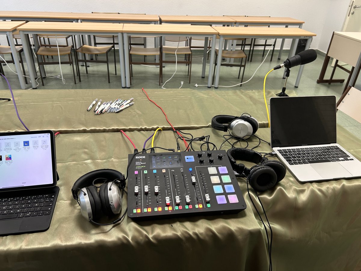 mariangeleslop's tweet photo. Encantada de llevar hoy a @OndaPinar, la radio escolar de @IesPinarOficial al encuentro de radios escolares, de la #redderadiosescolaresPalecia, organizado por @CFIE_PALENCIA en la Yutera, @UVa_es, con el taller “Voces de nuestra tierra” ¡Gracias por la confianza! @ondanassau https://t.co/2DYaIPcLaw