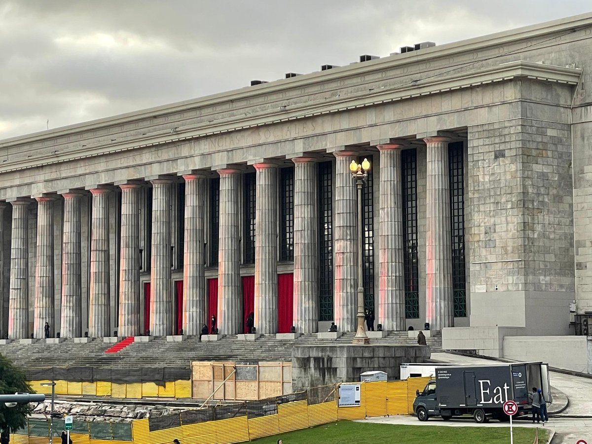 aferritox's tweet photo. Estamos a días de una nueva marcha universitaria para defender la educación pública y Derecho sigue siendo un salón de eventos privados, está vez auspiciado por Nespresso. Mientras los docentes trabajamos gratis o por salarios de miseria. https://t.co/JbjluhENXi