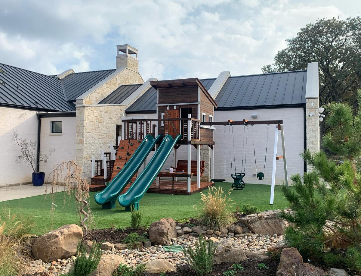 MyBackyardFun's tweet photo. Modern Design playsets add a certain architectural feature to a Modern Design home! #modern #outdoorplay #architecture https://t.co/CQ6WAlal4l