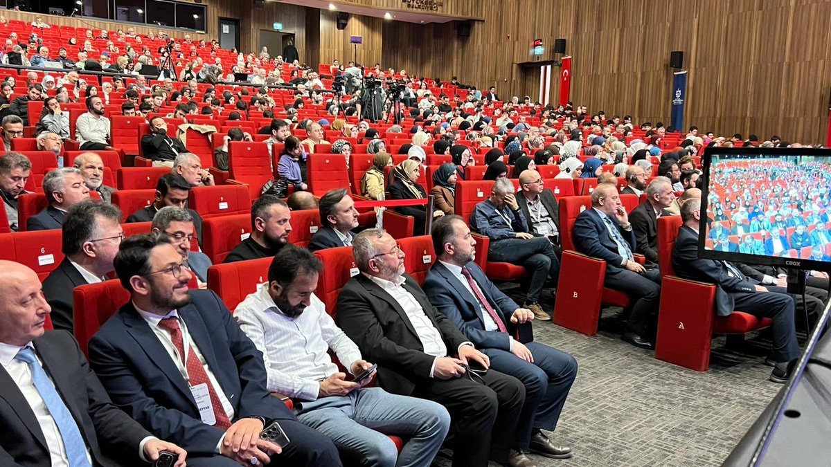 abdlhaslan's tweet photo. Kocaeli’de bugün başlayan ve üç gün sürecek olan V. Uluslararası İslam Kültür ve Medeniyeti Sempozyumu’na, Kocaeli İl Başkanımız Sn. Ali Çiftçioğlu ile birlikte katılım sağlayarak; bu yıl “Müslüman Azınlıklar” başlığı altında gerçekleştirilen ilmî müzakereleri takip ettik.

Farklı coğrafyalarda yaşayan Müslüman toplulukların karşı karşıya bulunduğu meselelerin yanı sıra; kimliklerini koruma, toplumsal barışa katkı sunma ve birlikte yaşama kültürünü güçlendirme yönündeki çabaların ele alındığı sempozyum, kıymetli değerlendirmelere vesile olmuştur.

Bu anlamlı organizasyonda emeği bulunan tüm kurumlara, akademisyenlere ve katılımcılara teşekkür ediyor; sempozyumun insanlık adına hayırlı sonuçlara vesile olmasını temenni ediyoruz.