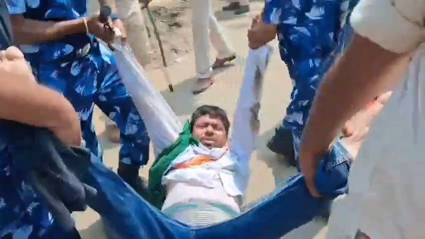 SintuYadavVoice's tweet photo. लोकतांत्रिक तरीके से छात्रों की आवाज़ उठाने वाले छात्र नेता दिलीप कुमार, शाहबाज आलम और नवीन कुमार को डिटेन करना सरासर गलत है। सरकार दमनकारी नीति बंद करे और उन्हें तुरंत रिहा करे! ✊
#ReleaseDilipKumar
#ReleaseShahbazAndNavin
@bihar_police 
@samrat4CM https://t.co/xIxp6j46bt
